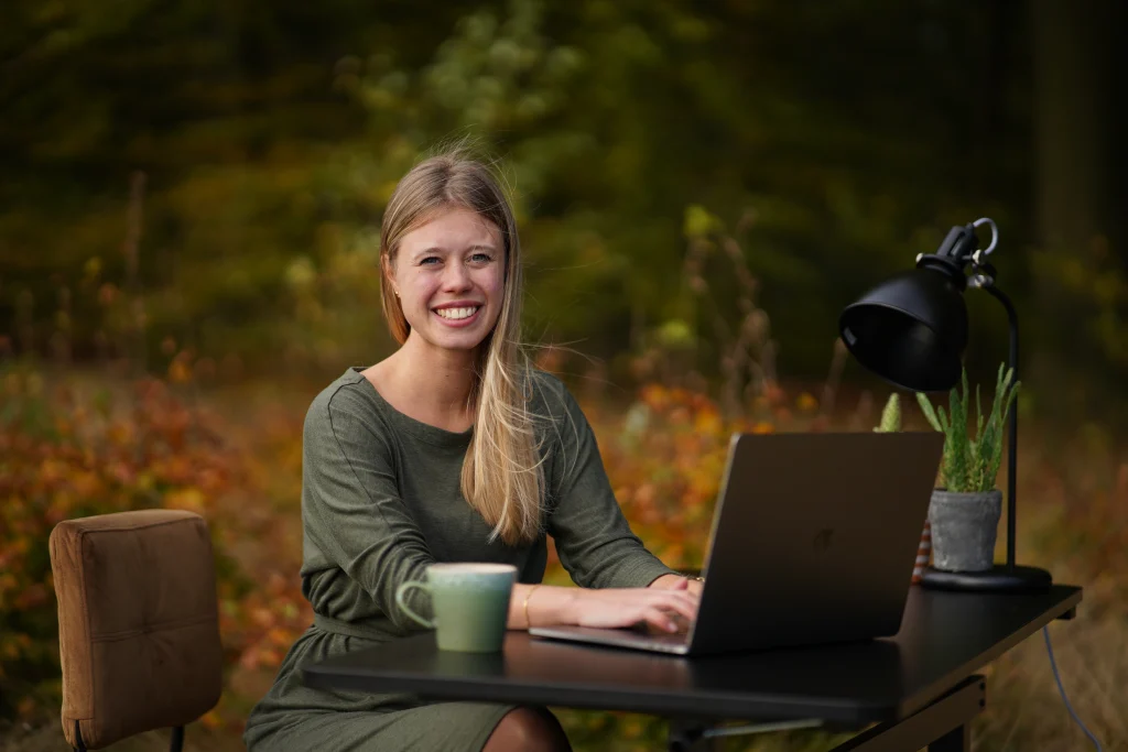 Vicki buiten aan een bureau