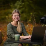 Vicki buiten aan een bureau